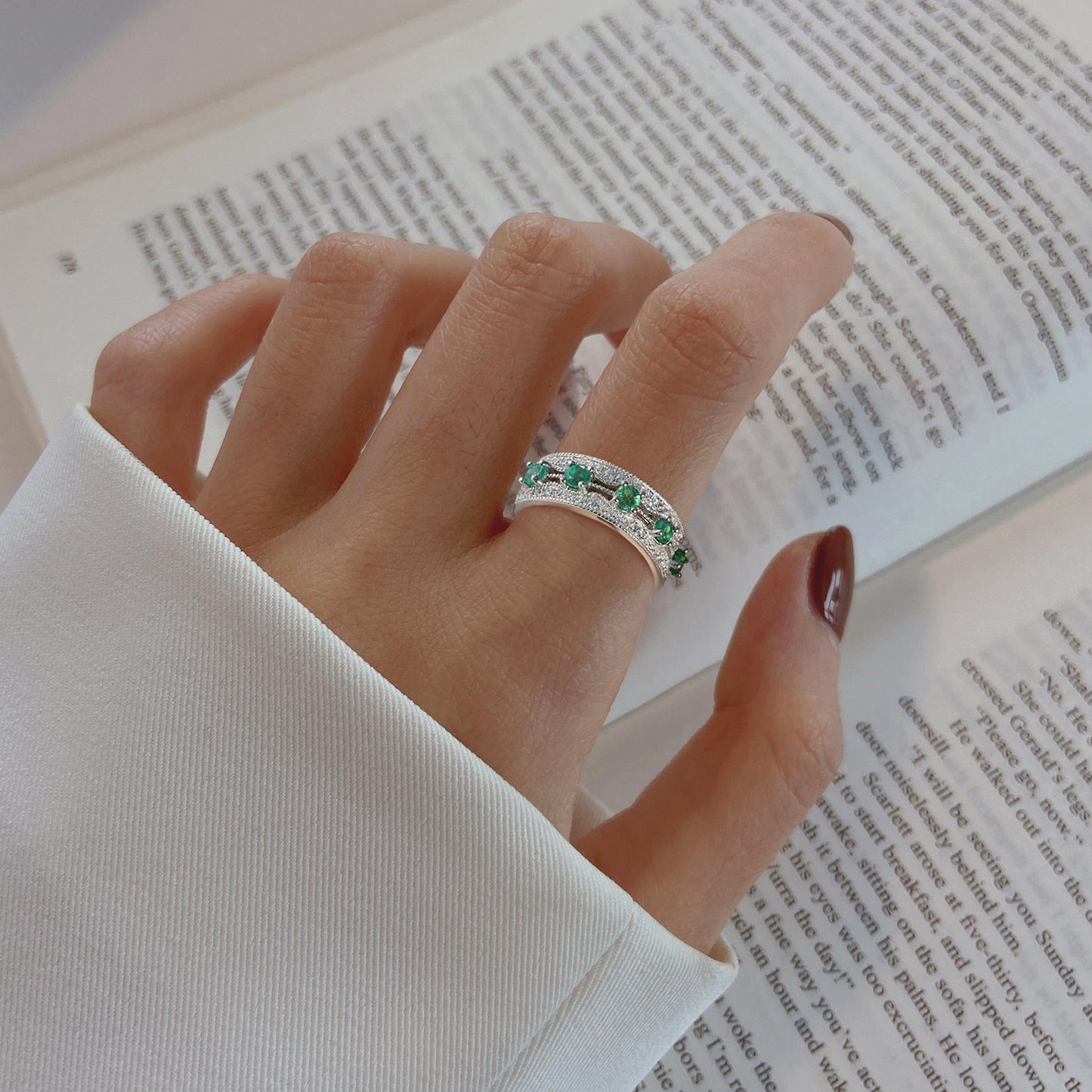 Estilo Ligero y Extravagante, Sentido de Diseño Sutil, Anillo de Fila de Esmeraldas