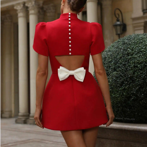 Vestido rojo de manga corta con medio cuello tortuga, corte ajustado, cintura alta y falda con lazo