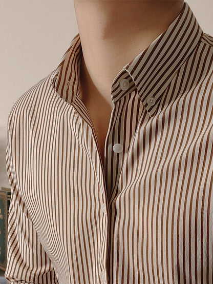 Camisa de hombre a rayas de café entallada