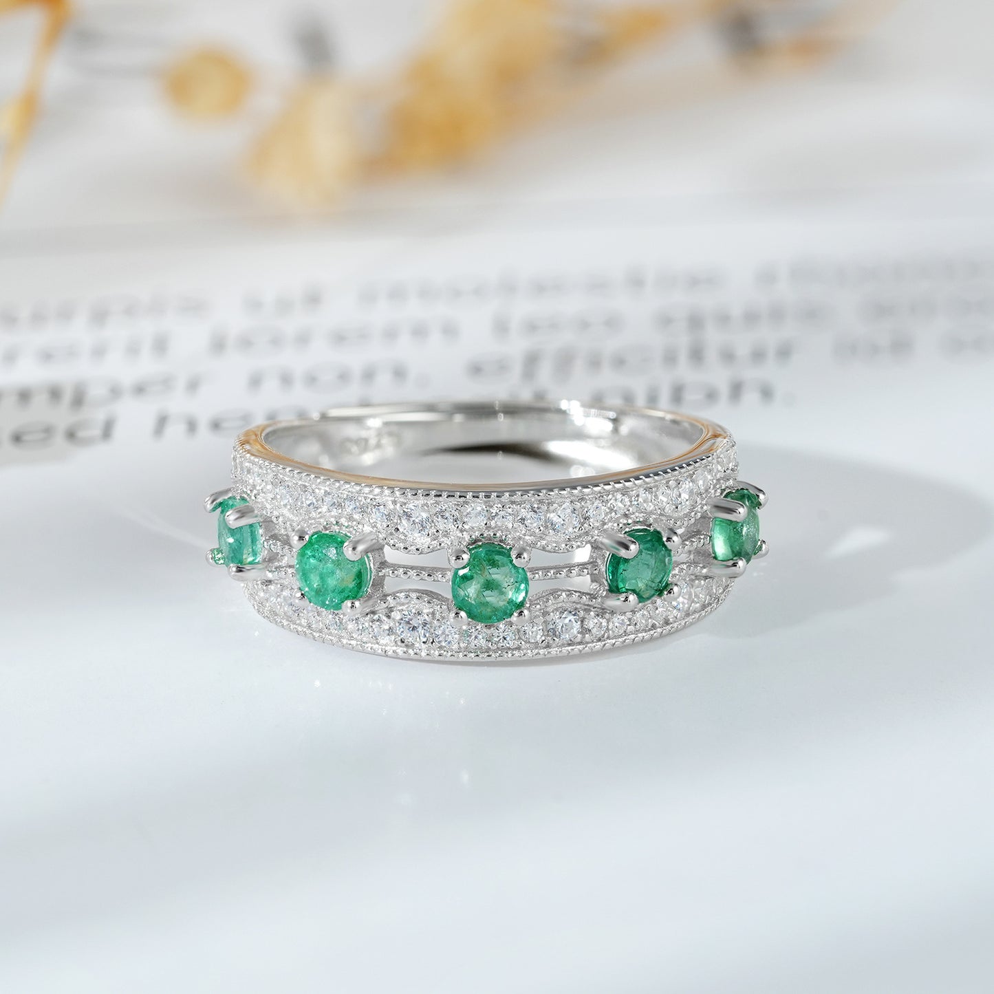 Estilo Ligero y Extravagante, Sentido de Diseño Sutil, Anillo de Fila de Esmeraldas