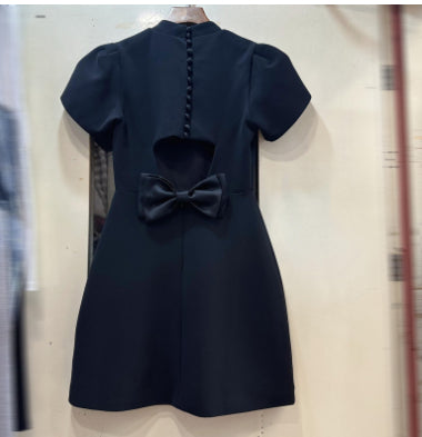 Vestido rojo de manga corta con medio cuello tortuga, corte ajustado, cintura alta y falda con lazo