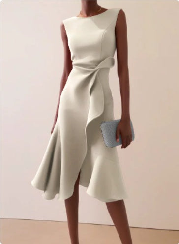 Vestido sin mangas evasé con nudo en la cintura