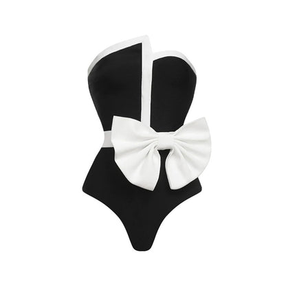 Traje de baño de una pieza con lazo color block en blanco y negro y top tubo irregular para mujer