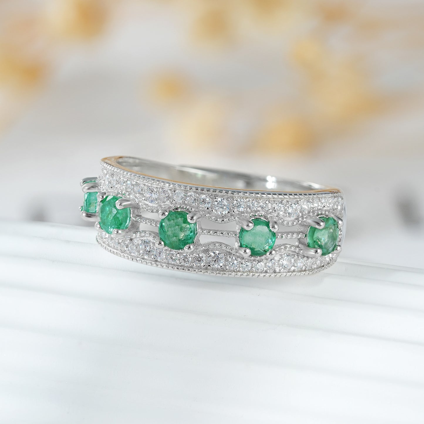Estilo Ligero y Extravagante, Sentido de Diseño Sutil, Anillo de Fila de Esmeraldas