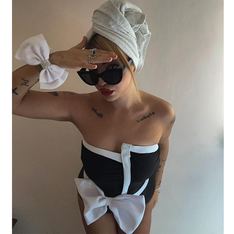 Traje de baño de una pieza con lazo color block en blanco y negro y top tubo irregular para mujer