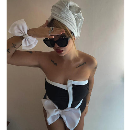 Traje de baño de una pieza con lazo color block en blanco y negro y top tubo irregular para mujer