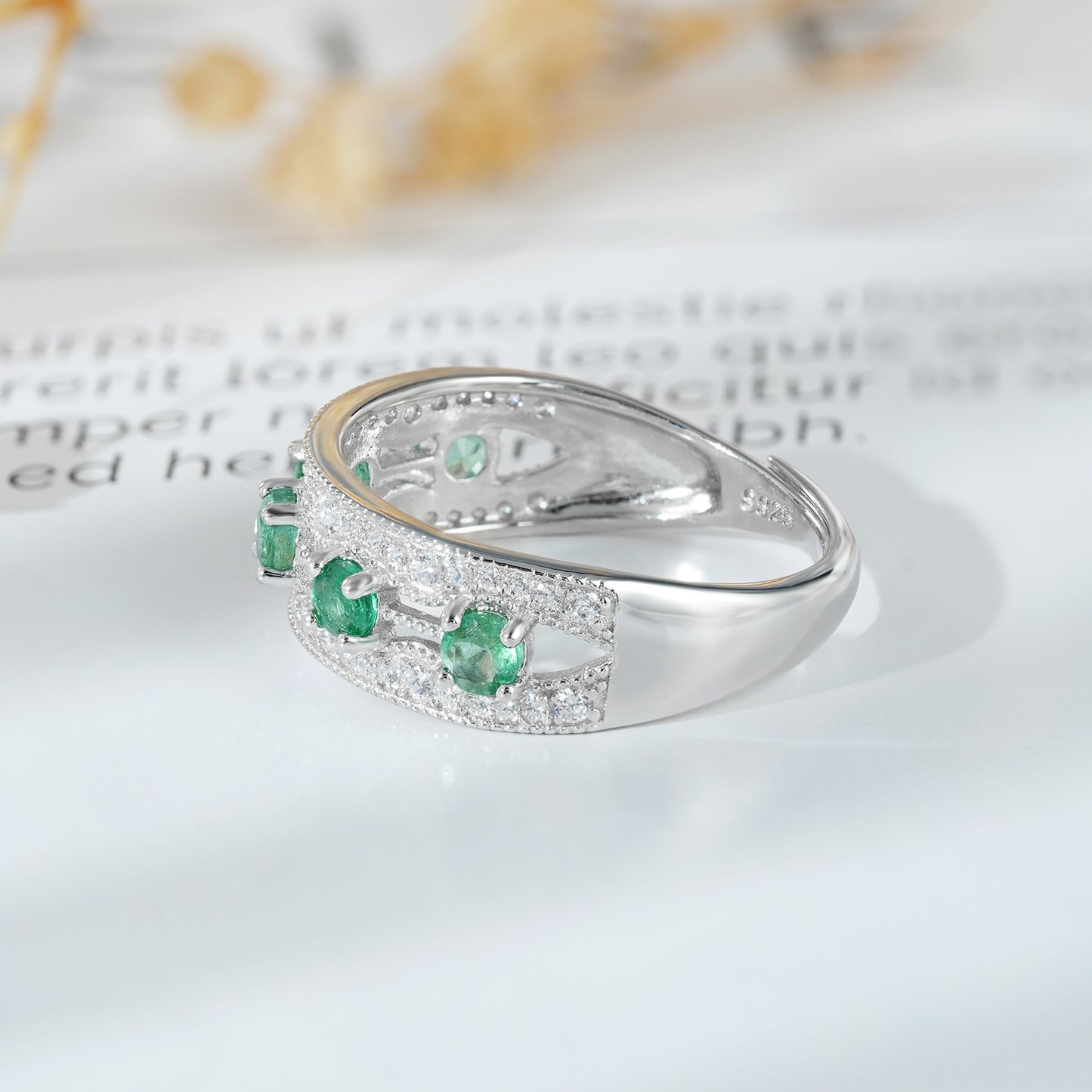 Estilo Ligero y Extravagante, Sentido de Diseño Sutil, Anillo de Fila de Esmeraldas