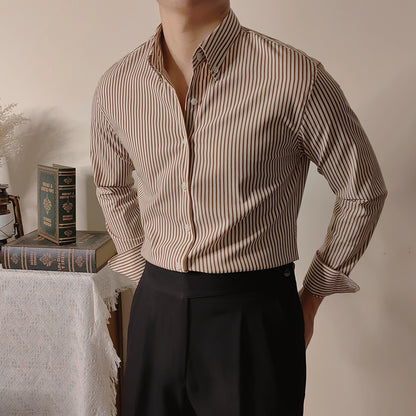 Camisa de hombre a rayas de café entallada