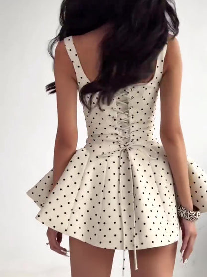 Minivestido sin tirantes con cintura de lunares
